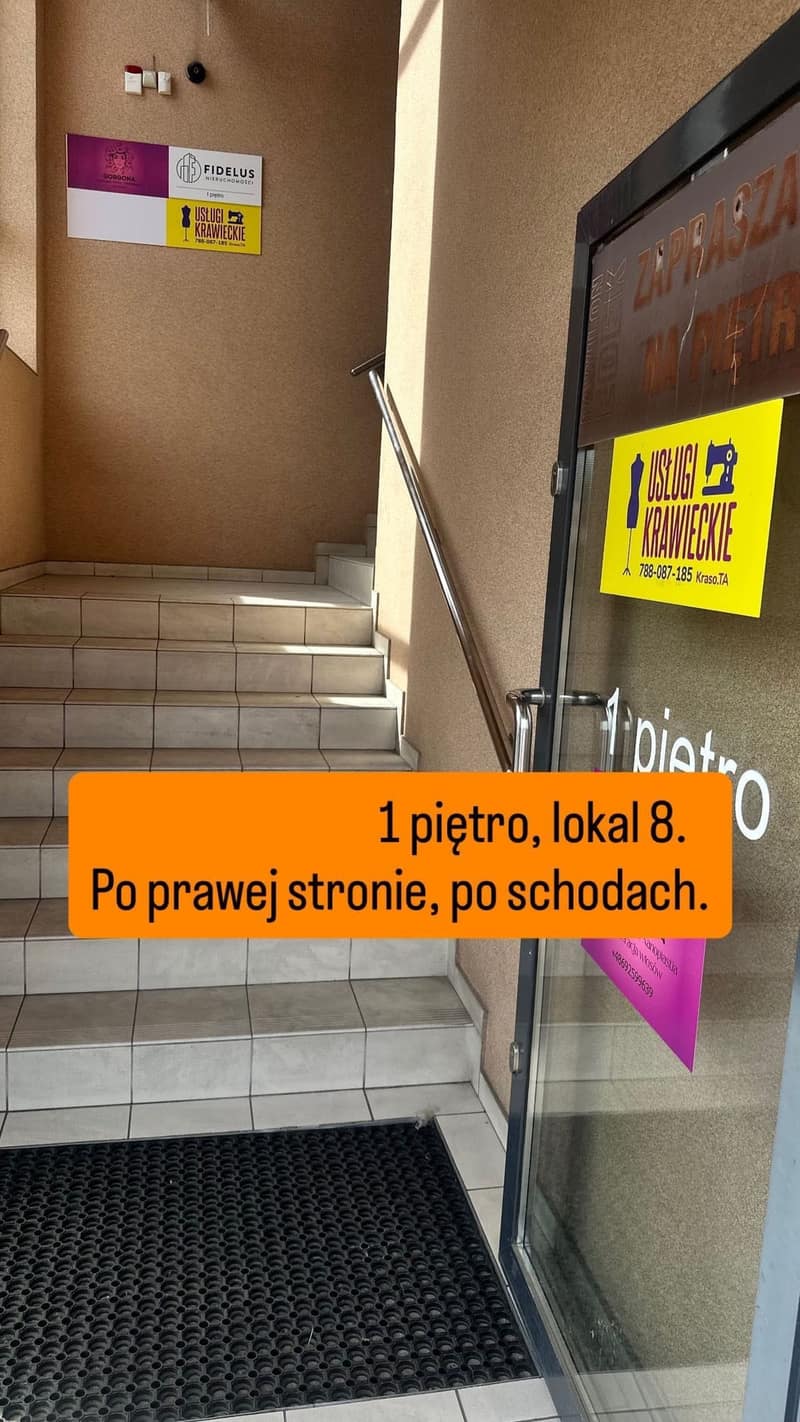 Schody prowadzące na pierwsze piętro do lokalu ALIA Barber w Tychach z oznaczeniem kierunku
