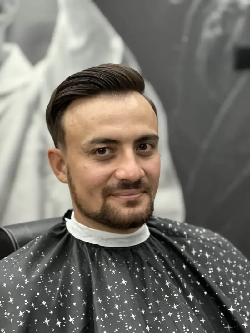 Klasyczna fryzura side part zaczesana na bok z płynnym fade i naturalnym wykończeniem